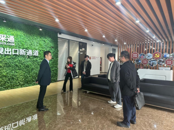 　　▲光大銀行蘇州分行經營單位負責人與“市采通”項目牽頭人討論業(yè)務需求